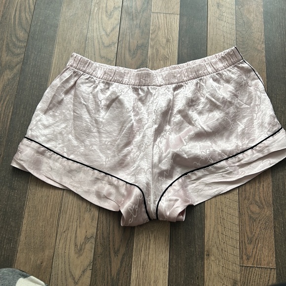 Victoria’s Secret Taylor Hill Light Pink Satin Sleep Shorts Size Medium - Picture 4 of 7